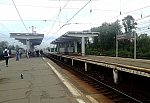 станция Домодедово: Навесы и табличка на третьей платформе, вид в чётном направлении