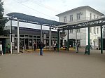 станция Домодедово: Турникетный павильон у первой платформы и административное здание, вид со стороны города