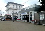 станция Домодедово: Турникетный павильон у первой платформы и административное здание, вид со стороны города