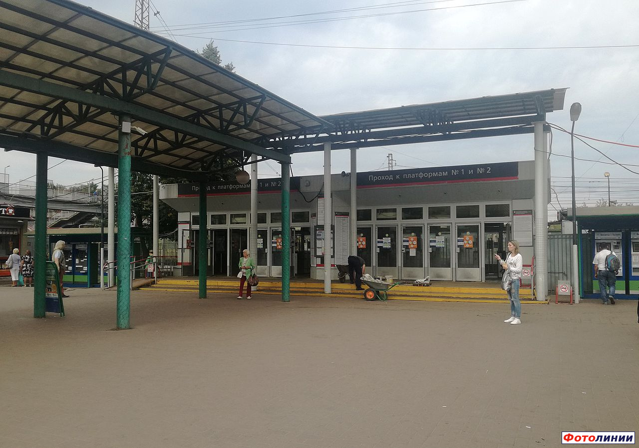 Турникетный павильон у первой платформы, вид со стороны города