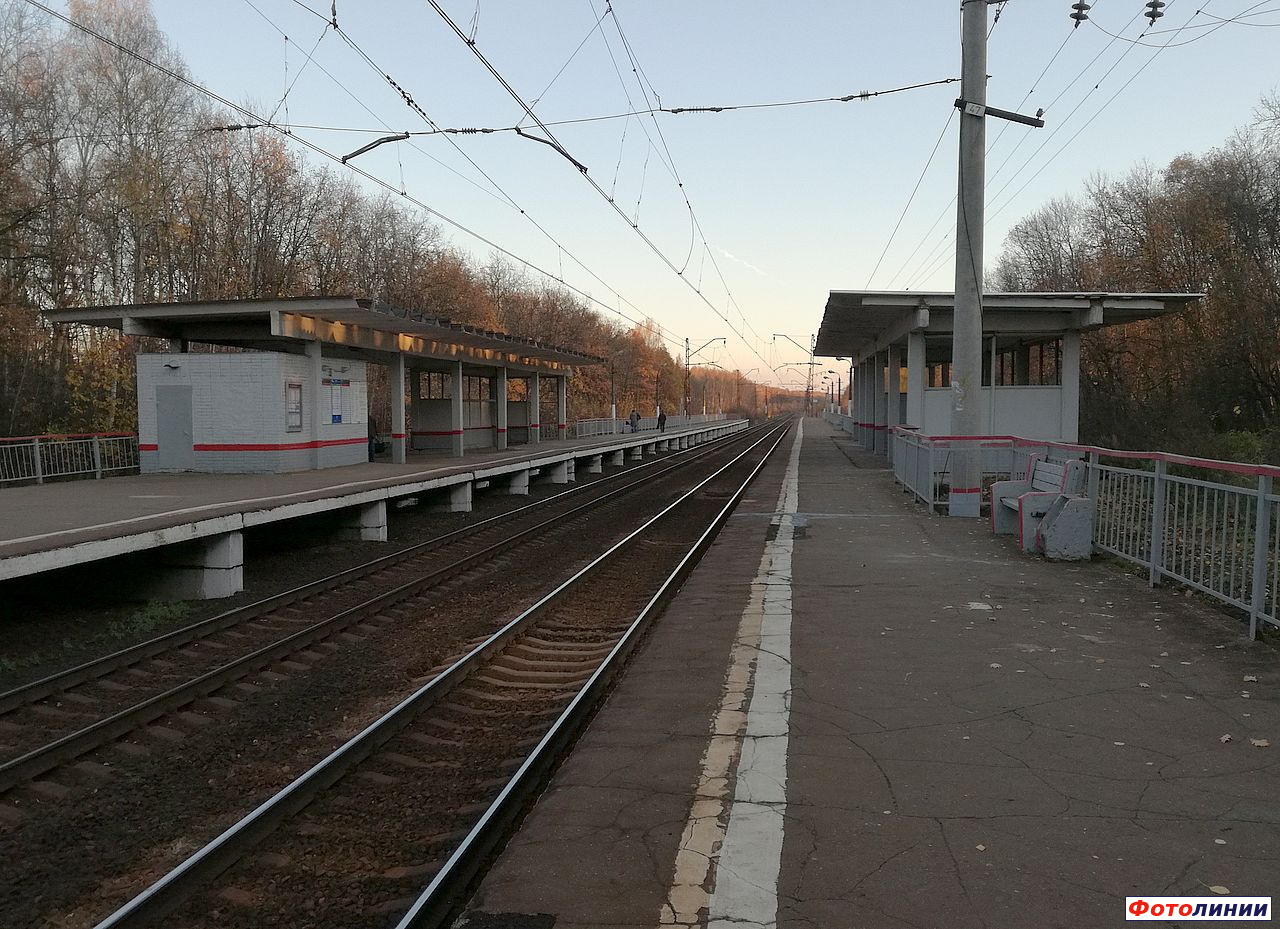 Пригородная касса на второй платформе и пассажирский павильон на первой платформе, вид с первой платформы в нечётном направлении