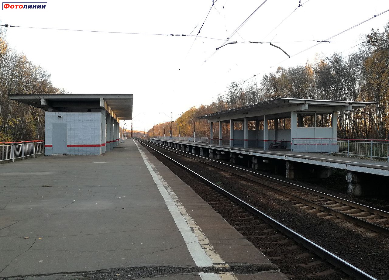 Пригородная касса на второй платформе и пассажирский павильон на первой платформе, вид со второй платформы в нечётном направлении