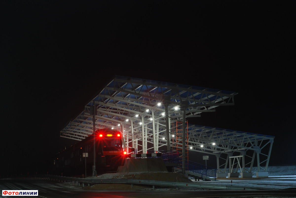Вид платформы в сторону Смолевич ночью