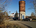 станция Жилёво: Водонапорная башня и пассажирское здание со стороны населённого пункта