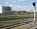 станция Ожерелье: Пост ЭЦ и маршрутный светофор в южной части станции со стороны восточной колеи Узуновского направления