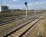 Пост ЭЦ и маршрутный светофор в южной части станции со стороны восточной колеи Узуновского направления, вид в сторону пассажирских платформ