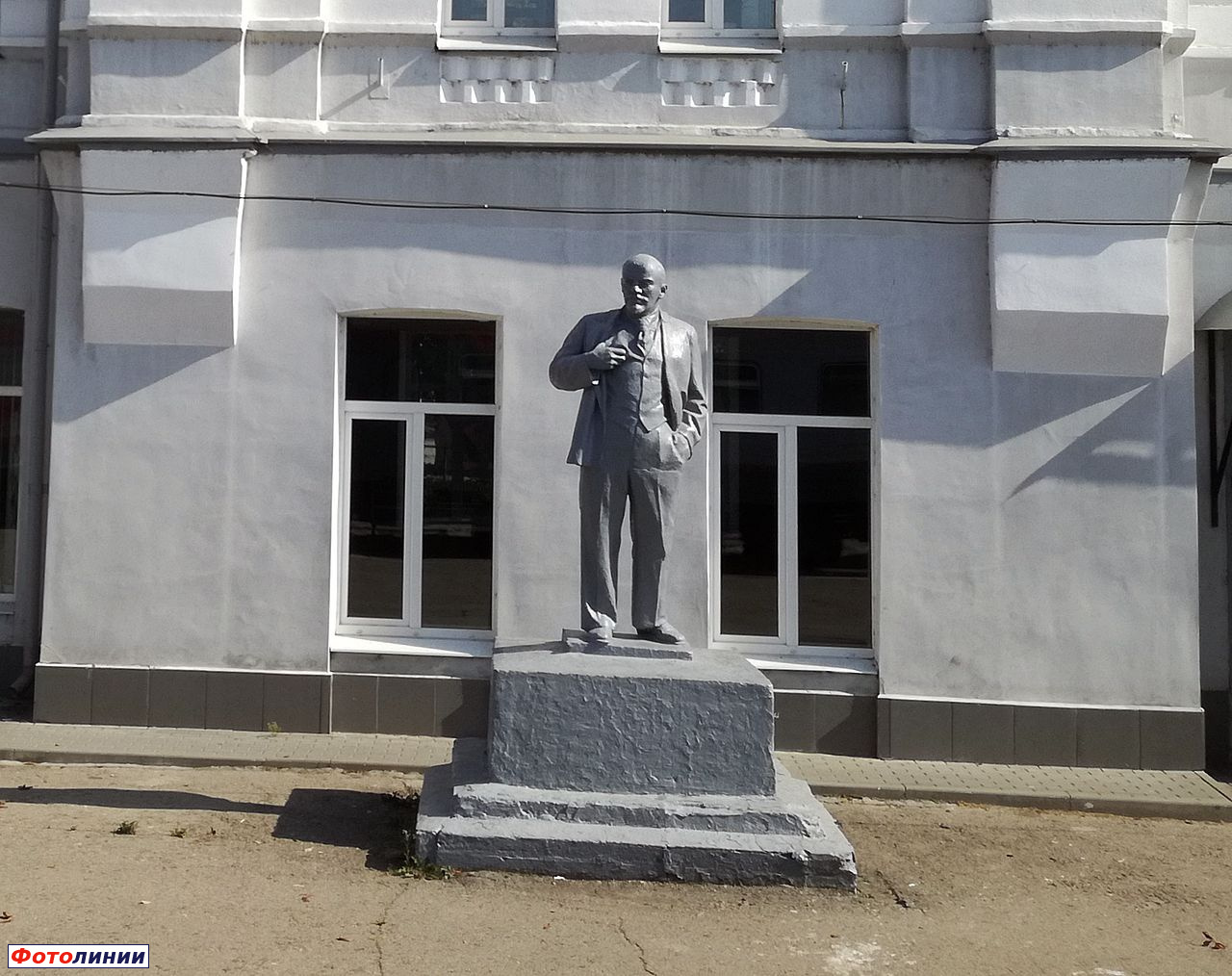 Памятник В. И. Ленину у входа в вокзал