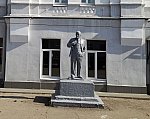 станция Михайлов: Памятник В. И. Ленину у входа в вокзал