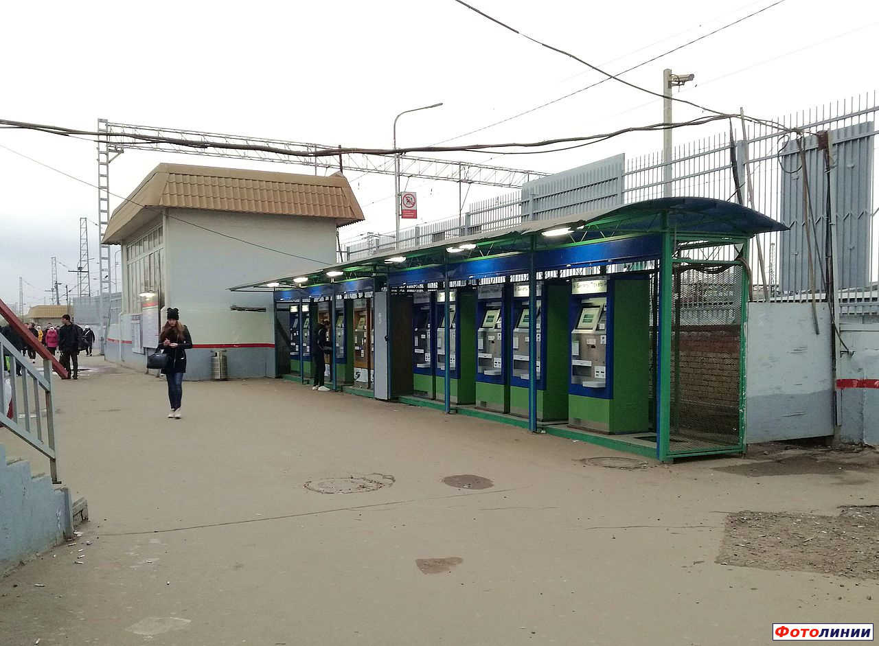 Турникетный павильон и билетные автоматы у второй платформы