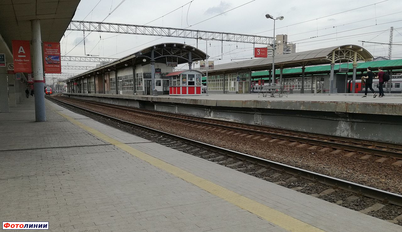 Навесы на второй и третьей платформах, вид с первой платформы в сторону ст. Москва-Каланчёвская