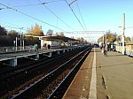 станция Львовская: Табличка и пригородная касса на первой платформе, вид со второй платформы в чётном направлении
