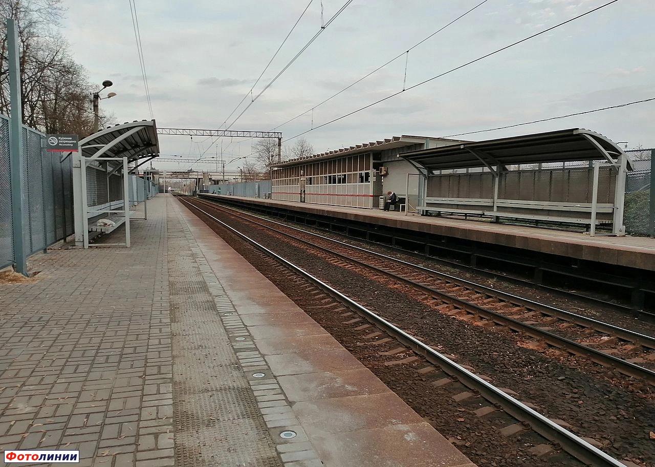 Турникетный павильон на второй платформе и пассажирские павильоны, вид с первой платформы в чётном направлении