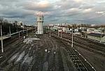 станция Люблино-Сортировочное: Водонапорная башня и станционные здания, вид в чётном направлении с пешеходного переходного моста о.п. Депо