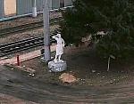 станция Люблино-Сортировочное: Статуя «Девушка с сигнальными флажками»