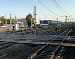 станция Ревякино: Переезд и пешеходный переход в северной горловине, вид в чётном направлении, слева пути металлопрокатного завода