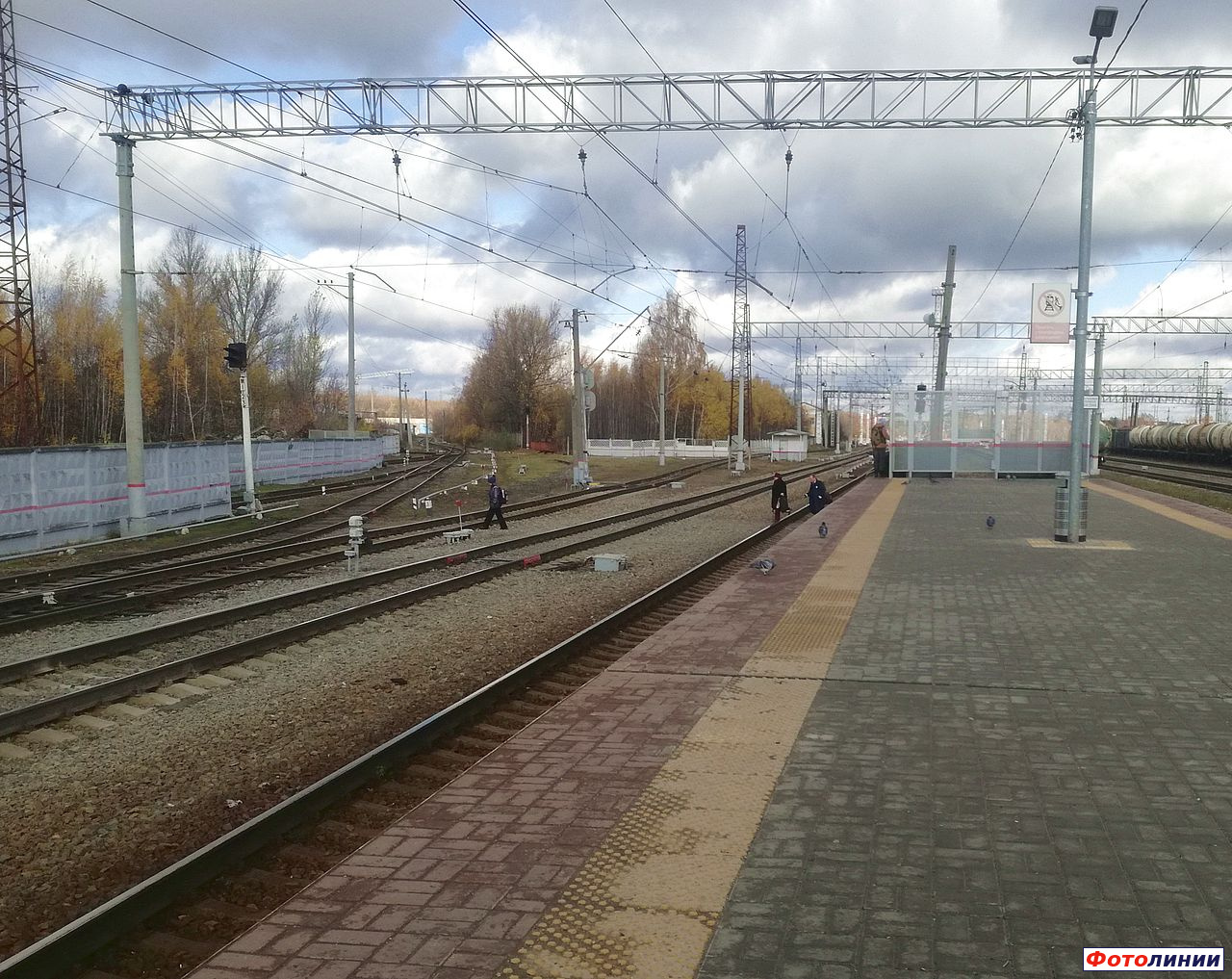 Вид со второй платформы в чётном направлении, слева-начало линии на ст. Серпухов-Ветка и Протвино