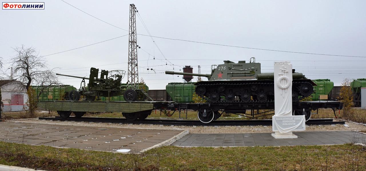 Зенитный комплекс С-60 и макет САУ ИСУ-152 на двухосных платформах