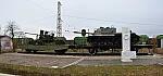 станция Горбачево: Зенитный комплекс С-60 и макет САУ ИСУ-152 на двухосных платформах