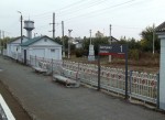 станция Золотухино: Табличка и здания на первой платформе