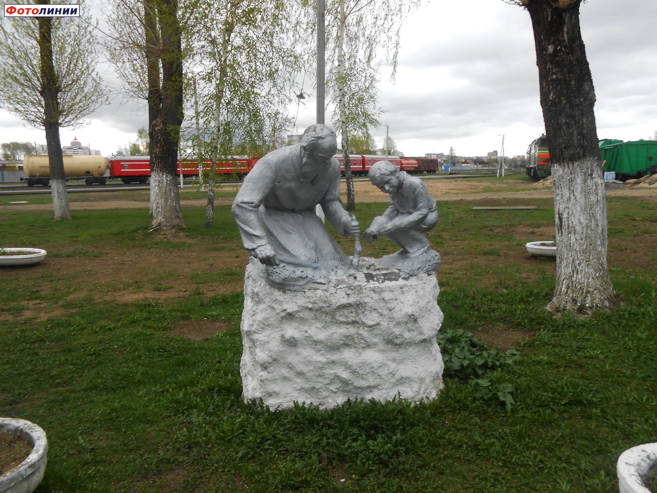 Скульптура возле музея локомотивного депо