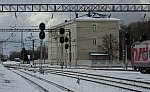 станция Брянск-Орловский: Маршрутные светофоры на фоне главного поста ЭЦ (нечётная горловина)