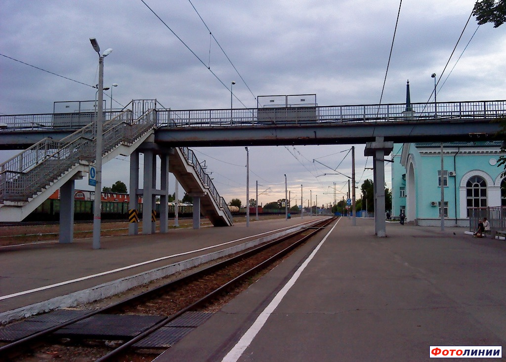 Переходной мост и фрагмент здания вокзала. Вид платформ в сторону Жуковки