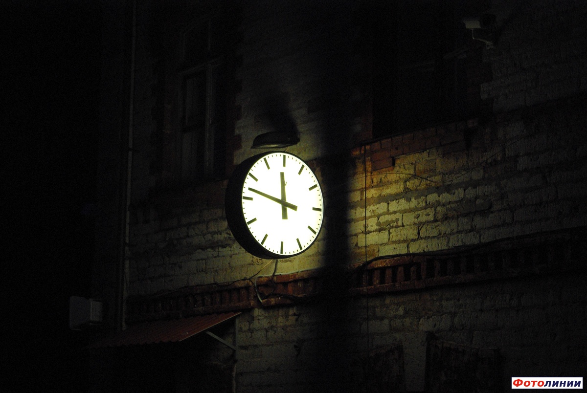 Часы на здании вокзала