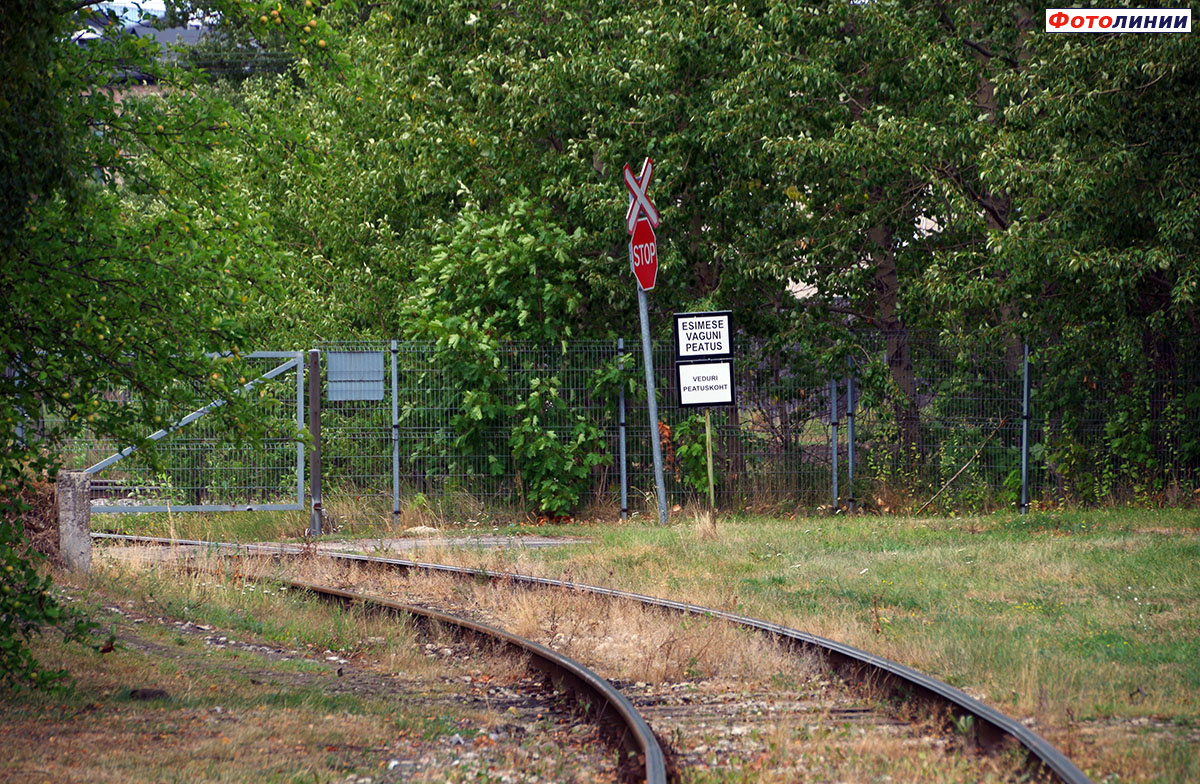 Таблички "Остановка локомотива" и "Остановка первого вагона" на путях депо