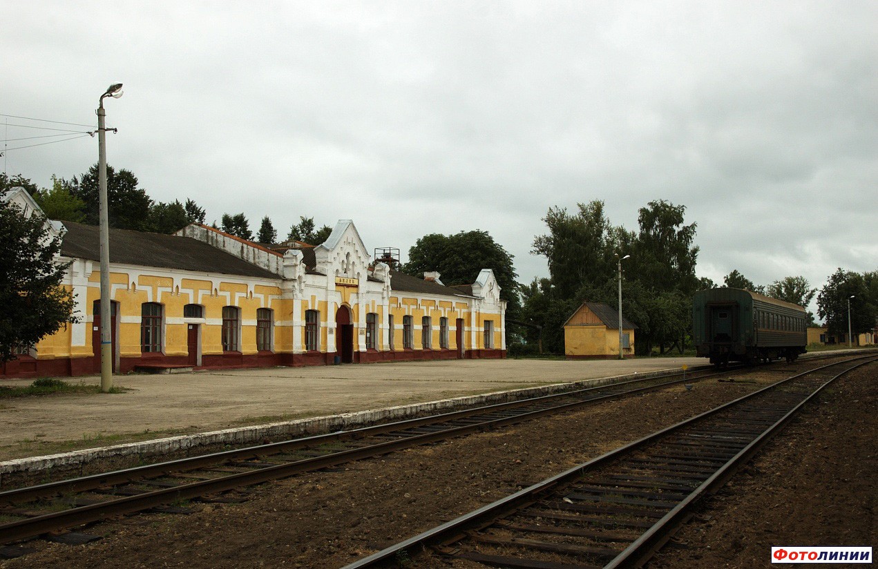 Пассажирское здание и вагон пригородного поезда