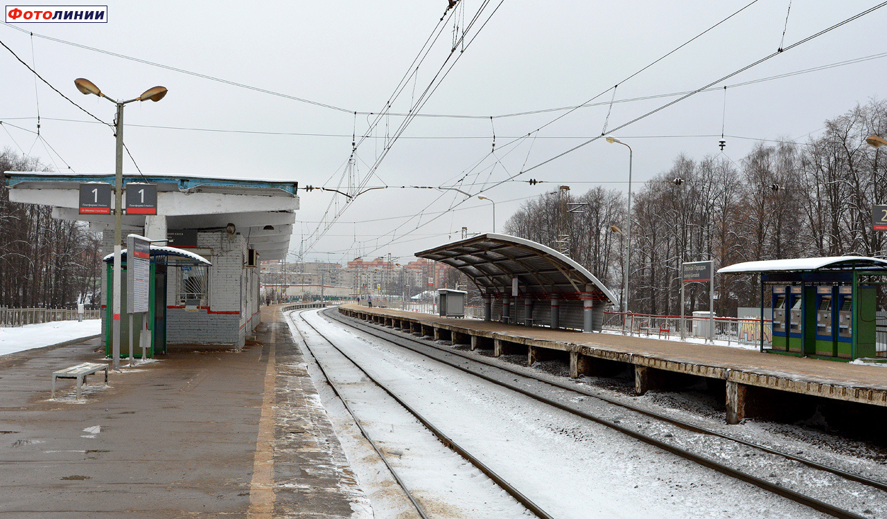 Пассажирские павильоны на платформах. Вид в сторону Москвы