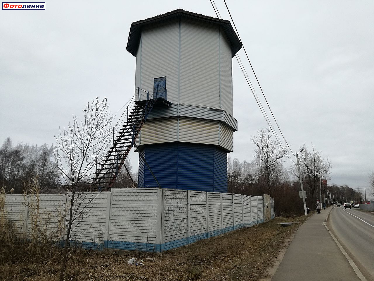 Водонапорная башня со стороны населённого пункта