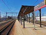 станция Внуково: Табличка и навес на временной платформе, вид в нечётном направлении