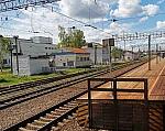 станция Толстопальцево: Станционные здания и временная пристройка к платформе с северо-восточной стороны, вид в нечётном направлении