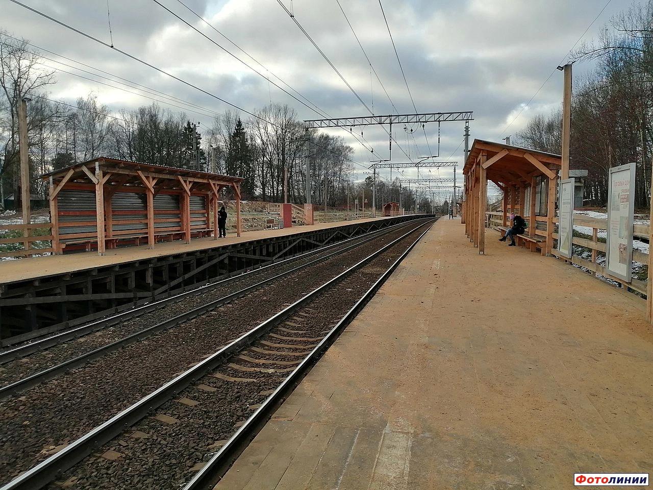 Пассажирские павильоны на временных платформах, вид в нечётном направлении