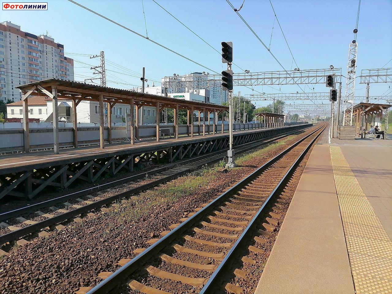 Навесы на временных платформах с южной стороны, вид в нечётном направлении