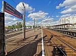 станция Очаково I: Табличка и навесы на временных платформах с южной стороны, вид в чётном направлении