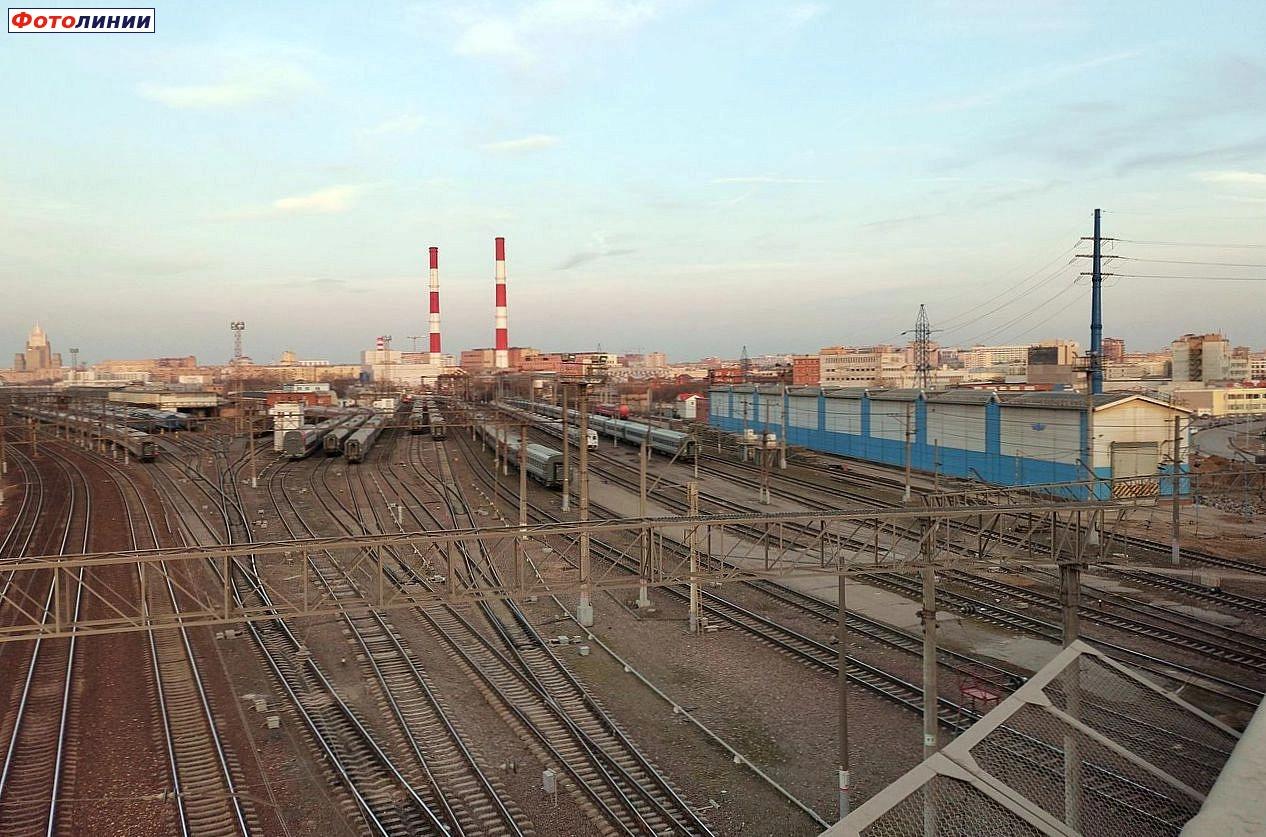 Вид в чётном направлении, в центре участок эксплуатации Москва-Киевская локомотивного депо имени Ильича