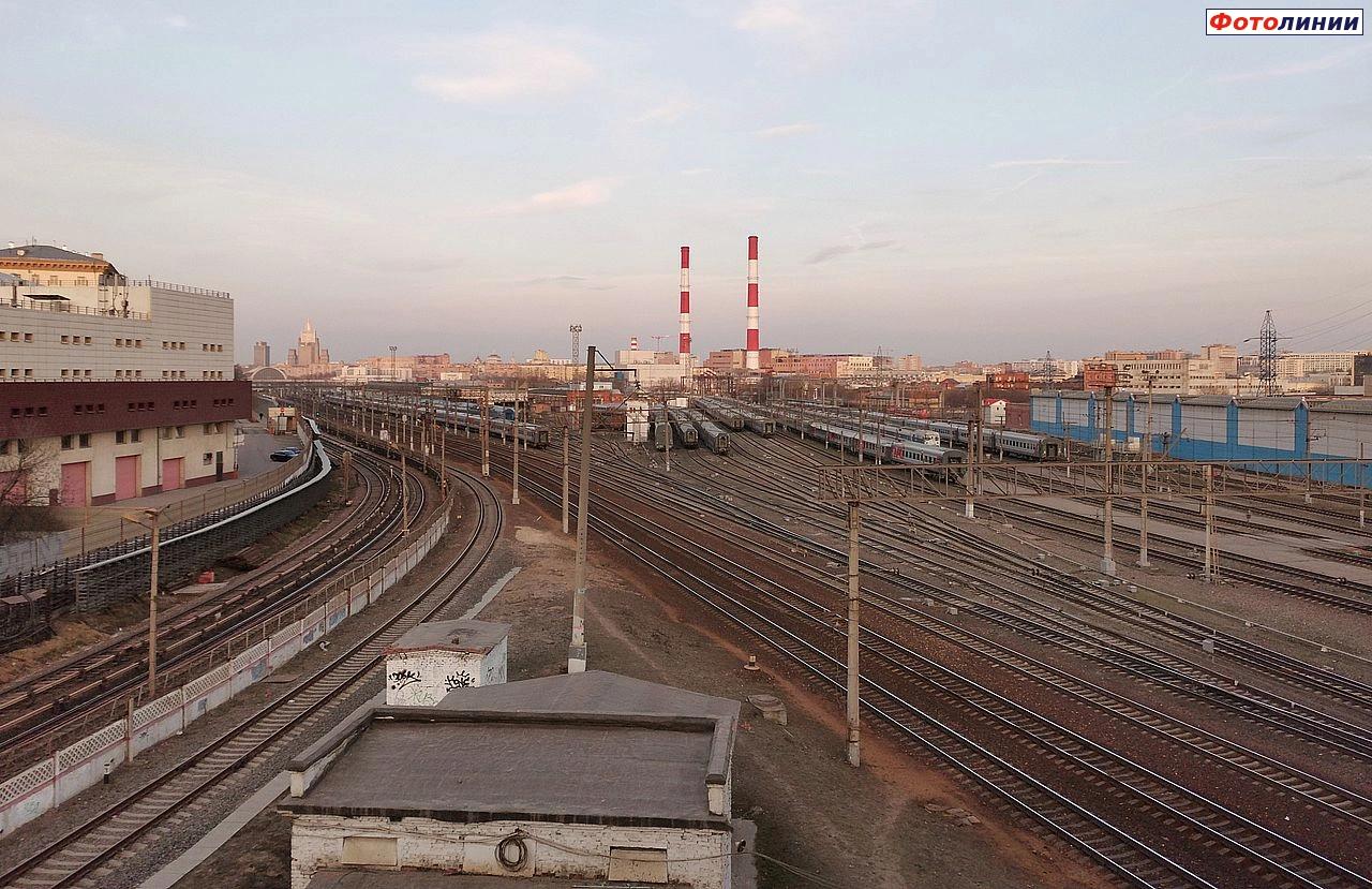 Вид в чётном направлении, справа участок эксплуатации локомотивного депо имени Ильича, слева пути метрополитена и соединительный путь к парку Кутузово