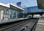 станция Апрелевка: Пассажирский вестибюль на первой платформе, вид со второй платформы в чётном направлении