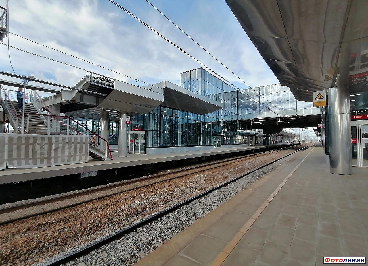 Пассажирский вестибюль на второй платформе, вид с третьей платформы в чётном направлении