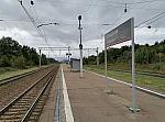 станция Латышская: Табличка и пассажирский павильон, вид в нечётном направлении