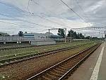 станция Обнинское: Турникетно-кассовый павильон и навес на второй платформе, вид в нечётном направлении