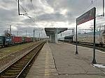 станция Малоярославец: Табличка и навес на второй платформе, вид в нечётном направлении