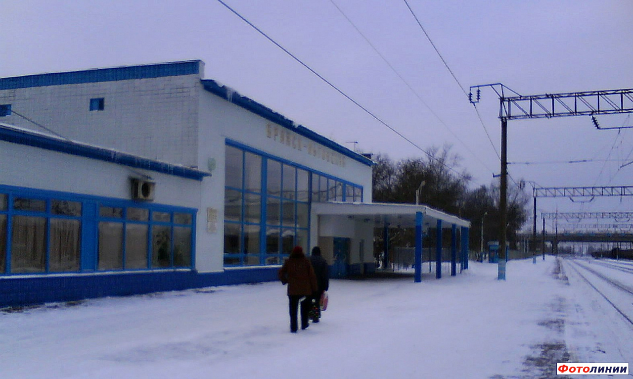Здание вокзала со стороны путей