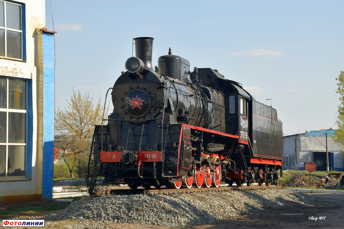 Станция Брянск-Льговский. Паровоз-памятник ЭР787-58 — Railwayz.info