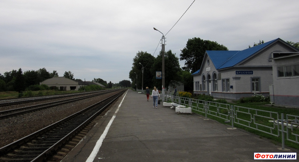 Здание вокзала, платформа и пути (вид в сторону Брянска)