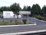 станция Курбакинская: Табличка и хозяйственная постройка
