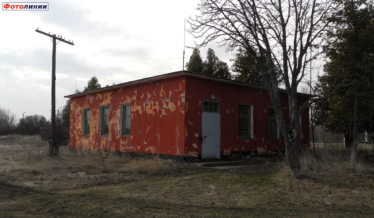 Закрытое станционное здание, вид со стороны села