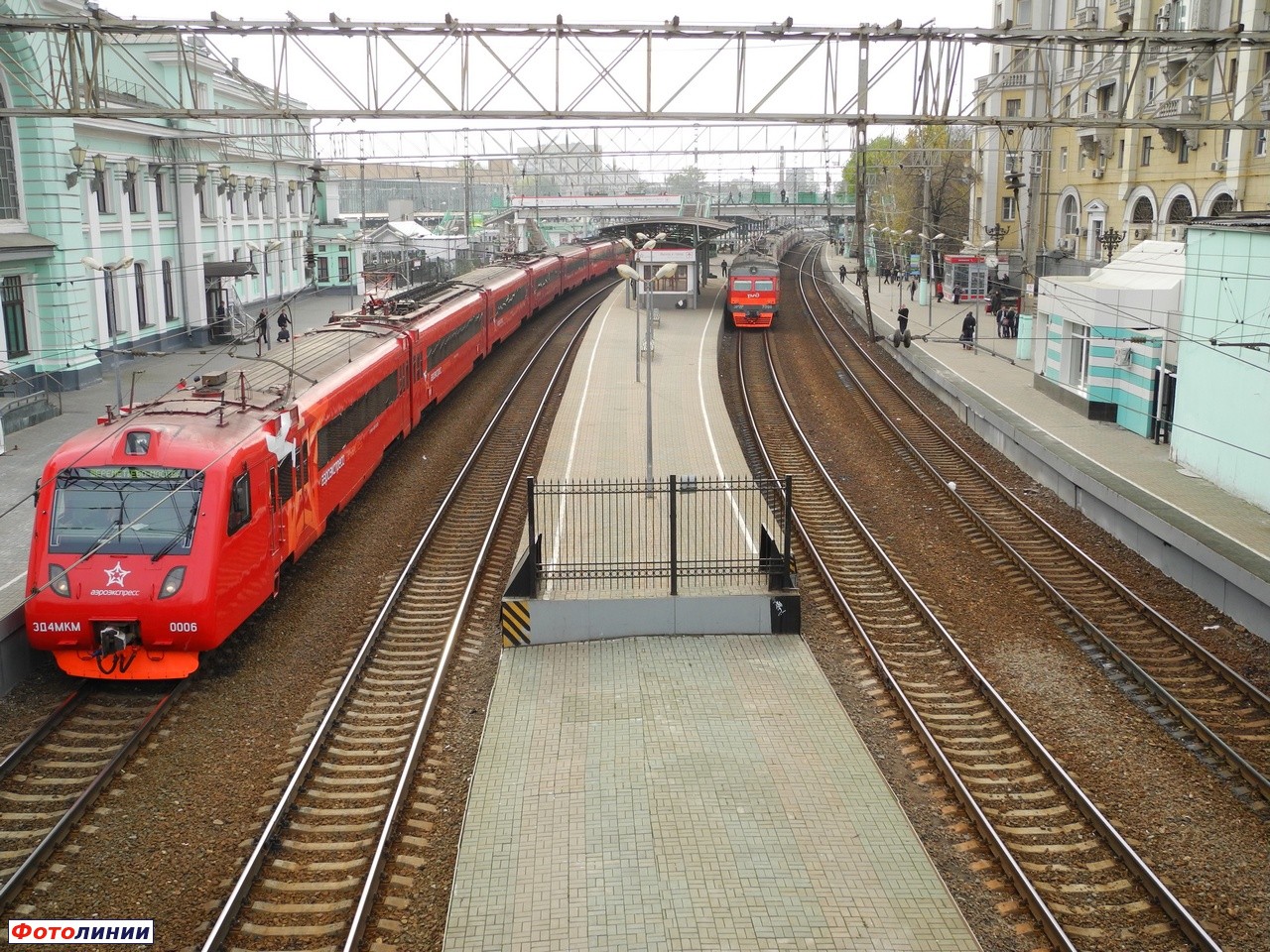 Вид на пути и платформы пригородных электропоездов с моста (Ленинградского проспекта)