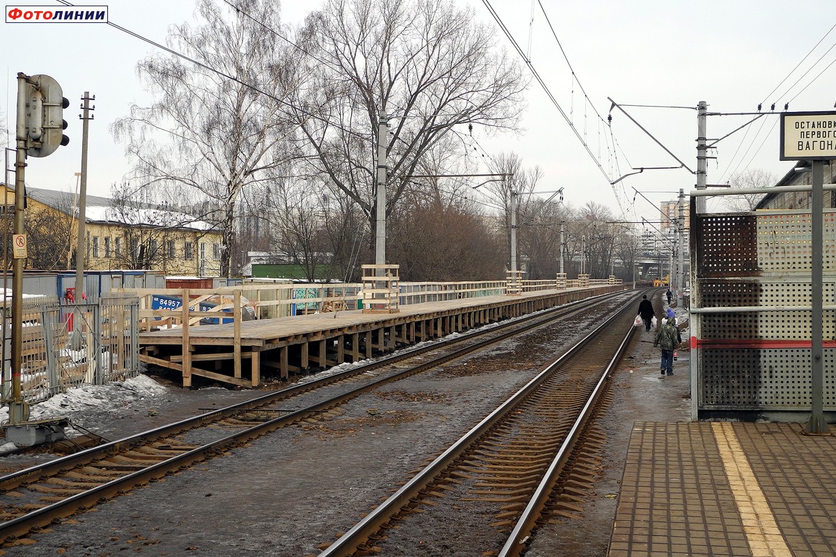 Вид в сторону Москвы. Временная деревянная платформа